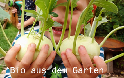 Kind mit Kohlrabi